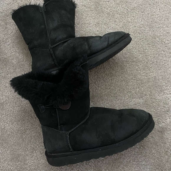 black bailey button uggs